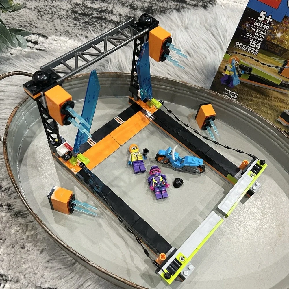 Lego City Stuntz Set 60340 The Blade Stunt Challenge w/Shirley‎ Keeper Complete